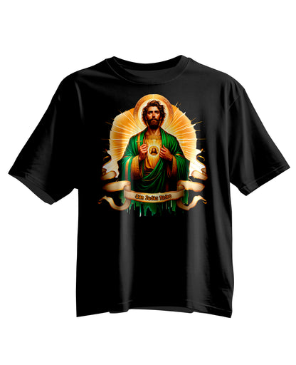 hombre frente playera negra