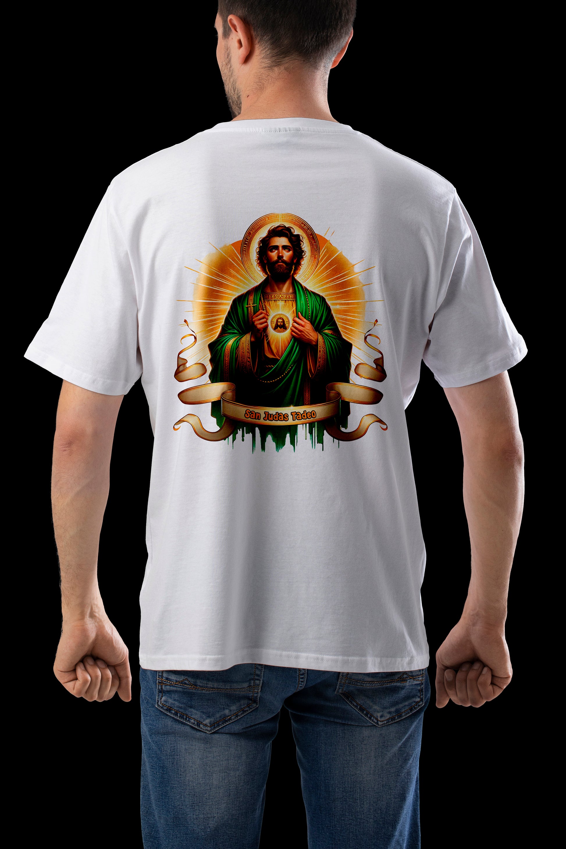hombre atrás playera blanca