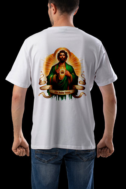 hombre atrás playera blanca