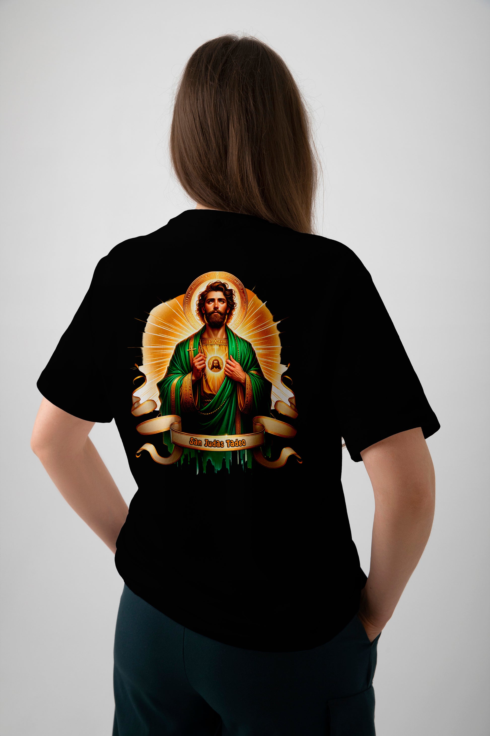 mujer atrás playera negra