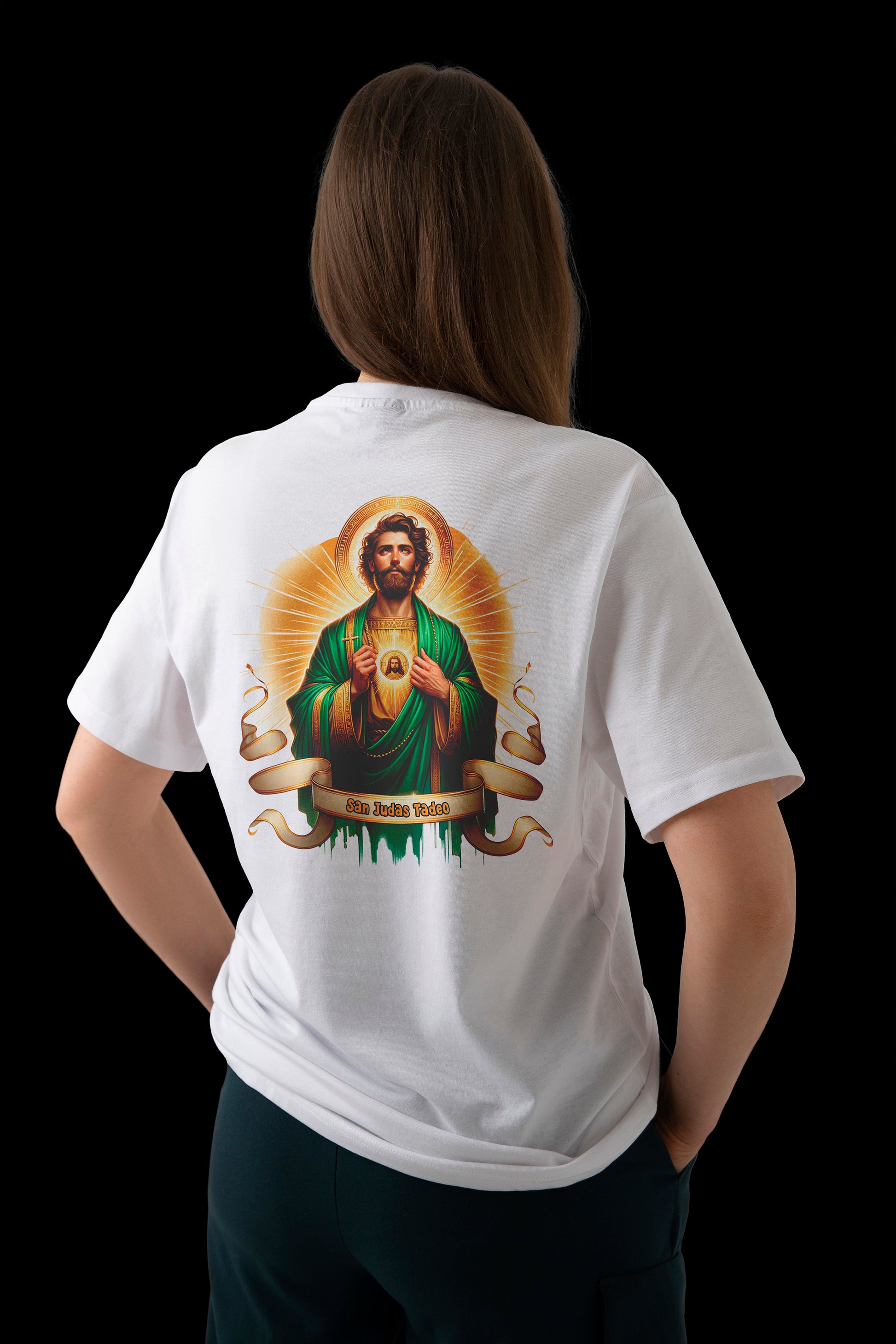 mujer atrás playera blanca
