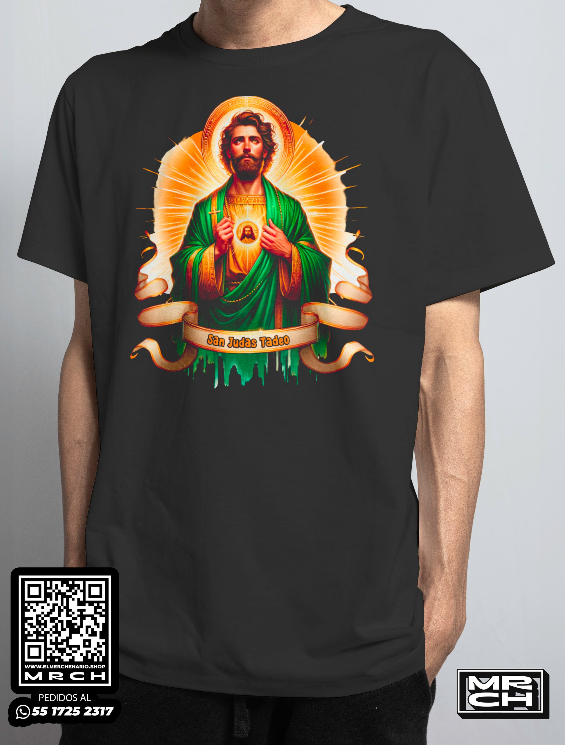 hombre frente playera negra